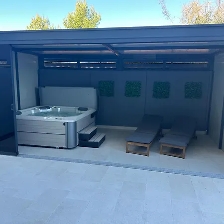 Lux Oliva With Whirlpool And Free Parking 아파트 풀라